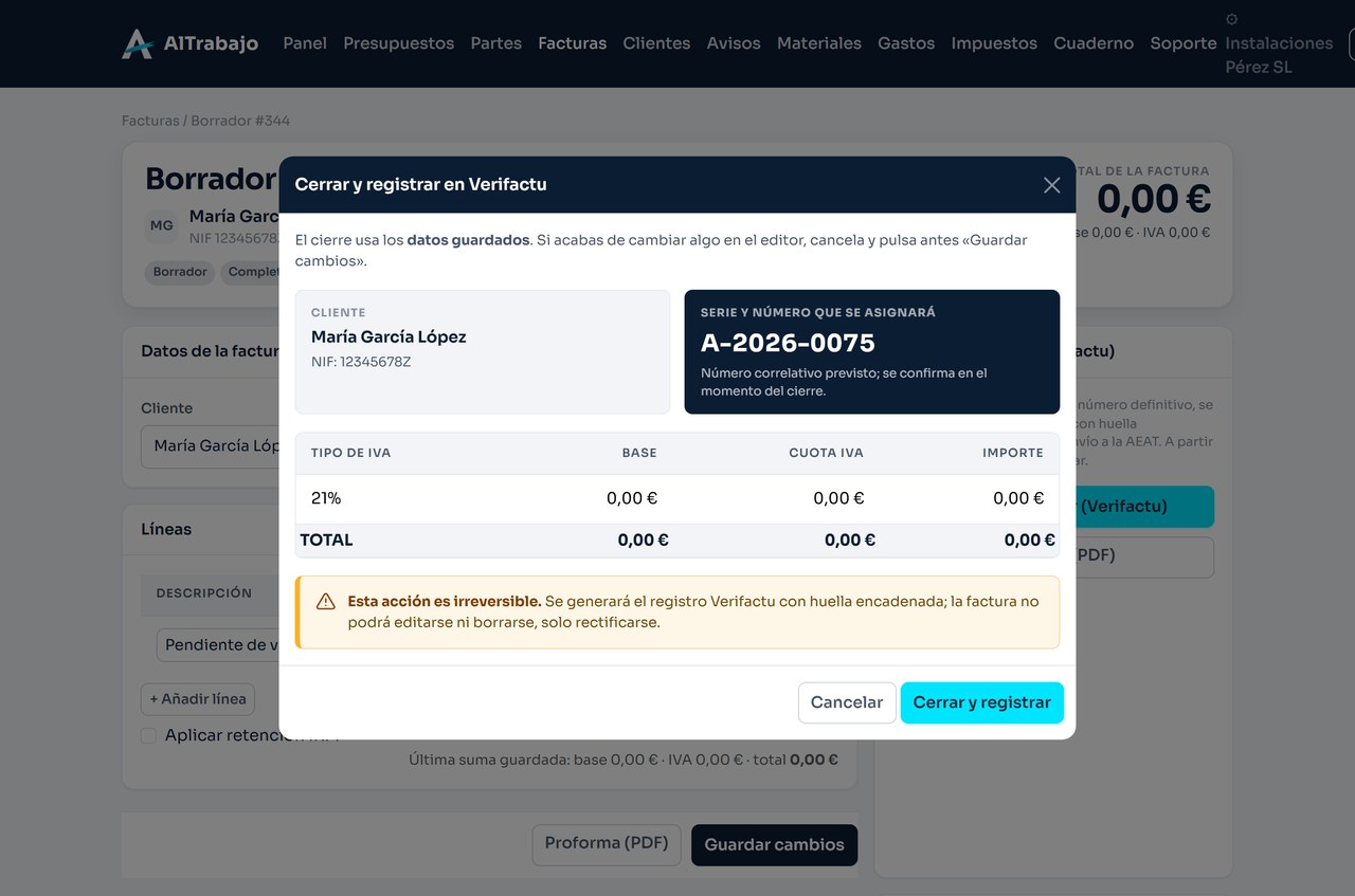 Ventana de cierre legal de una factura en AlTrabajo, avisando de que se generará el registro Verifactu encadenado y se remitirá a la AEAT.